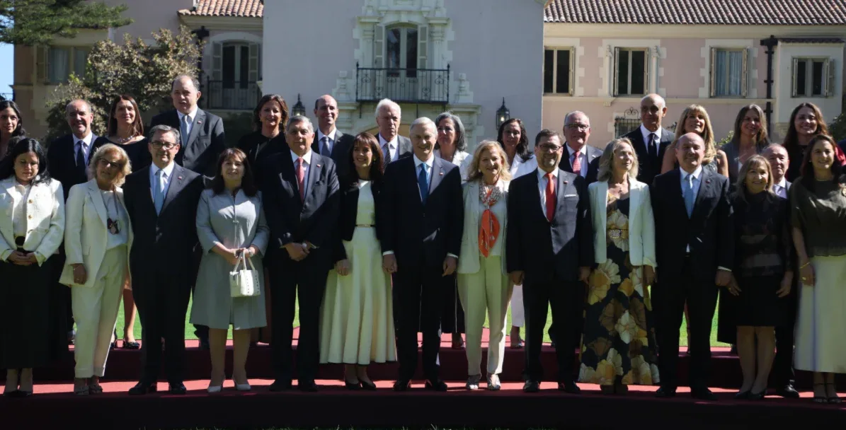 La foto oficial de Cerro Castillo: José Antonio Kast inmortaliza a su primer gabinete ministerial