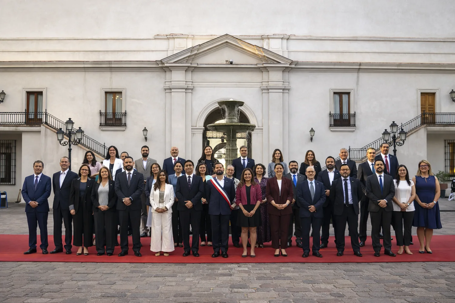 La última postal de La Moneda: Boric cierra su ciclo con fotografía oficial junto a su gabinete